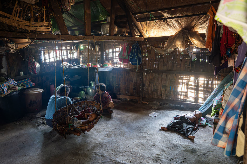 Dentro de un campamento de desplazados internos en el centro del estado de Rakáin, 2025. Myanmar ya tiene una población desplazada estimada de 3,6 millones de personas, y se espera que la cifra aumente hasta alrededor de cuatro millones en 2026.